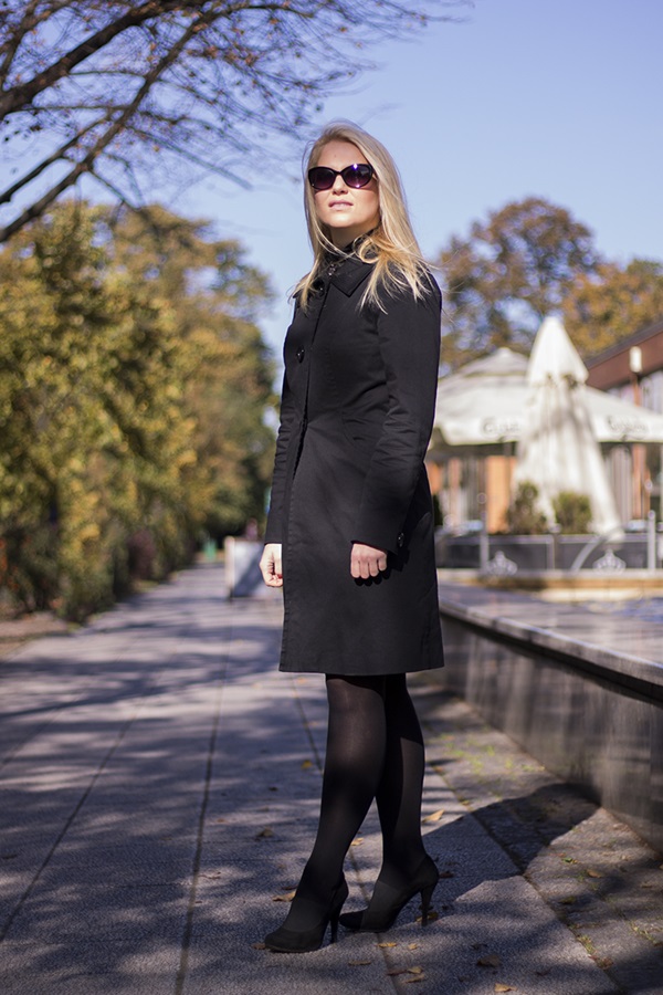 http://www.monabyfashion.com/2015/10/black-total-look.html